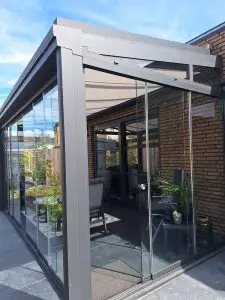 De aannemer heeft met de bouw de fundatie meegenomen en wij hebben de terrasoverkapping mogen plaatsen
Tevens hebben wij een Weinor WGM Sottezza II, type Opti-Stretch zonwering, voor ondermontage, gemonteerd
Recentelijk ontvingen wij van deze tevreden klant, deze foto’s
Zowel de klant als wij, zijn ontzettend trots op dit prachtige resultaat!